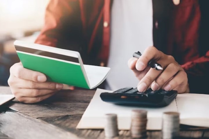 Minimalist bir kıyafet kombinleme yaklaşımı nasıl oluşturulur?
